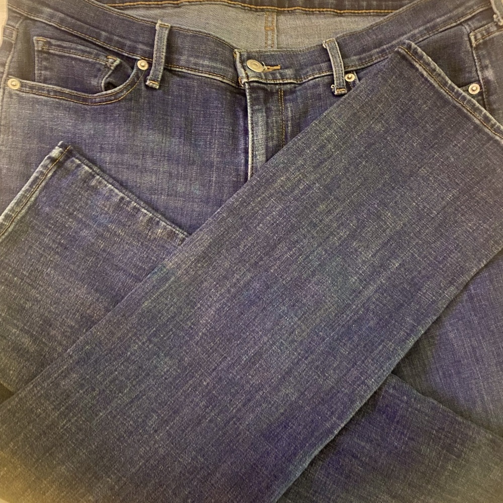 EUC Levi’s Classic Straight Jeans